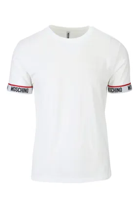 Camiseta blanca con logo en cinta en manga