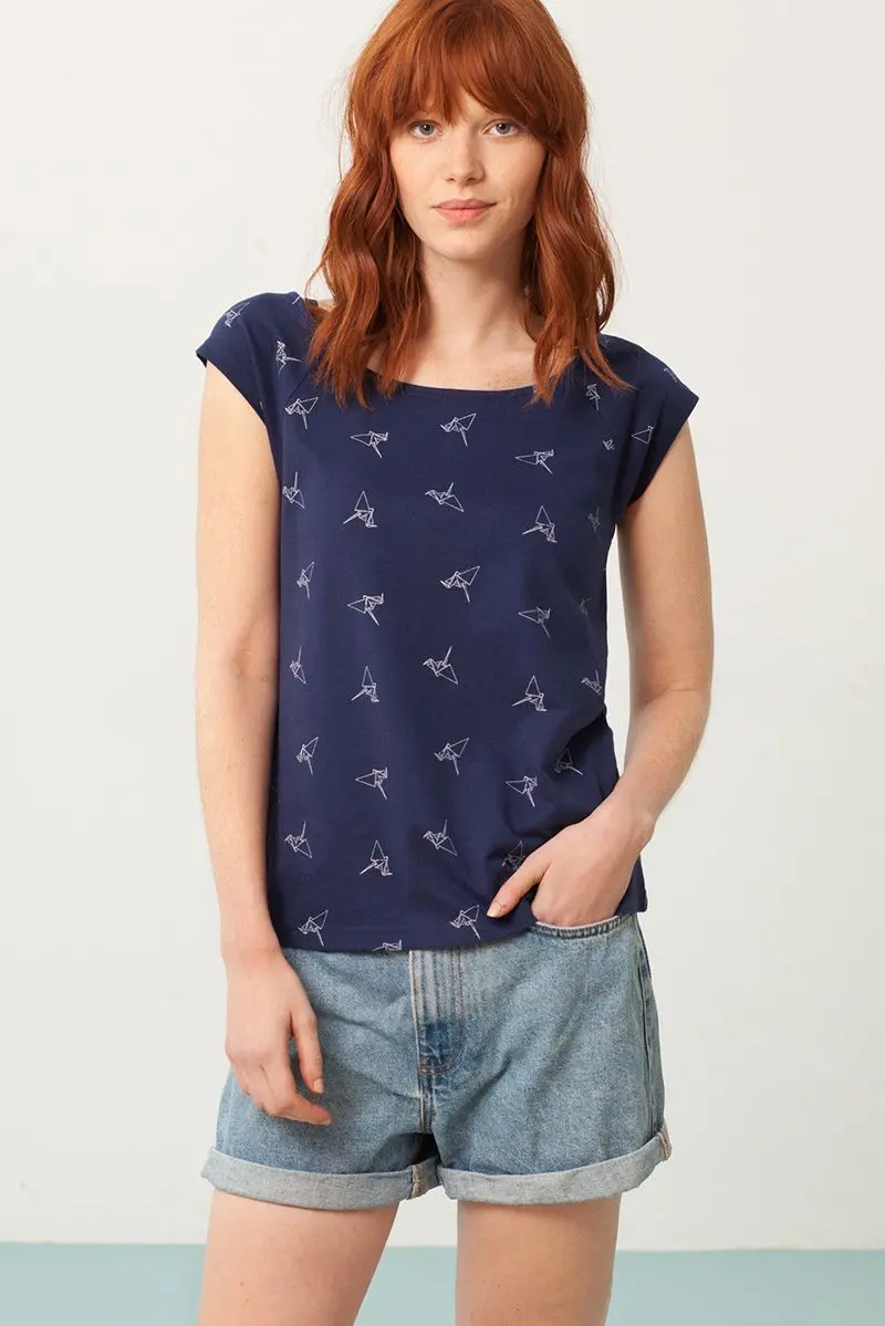 Camiseta cuello barco azul estampado origami