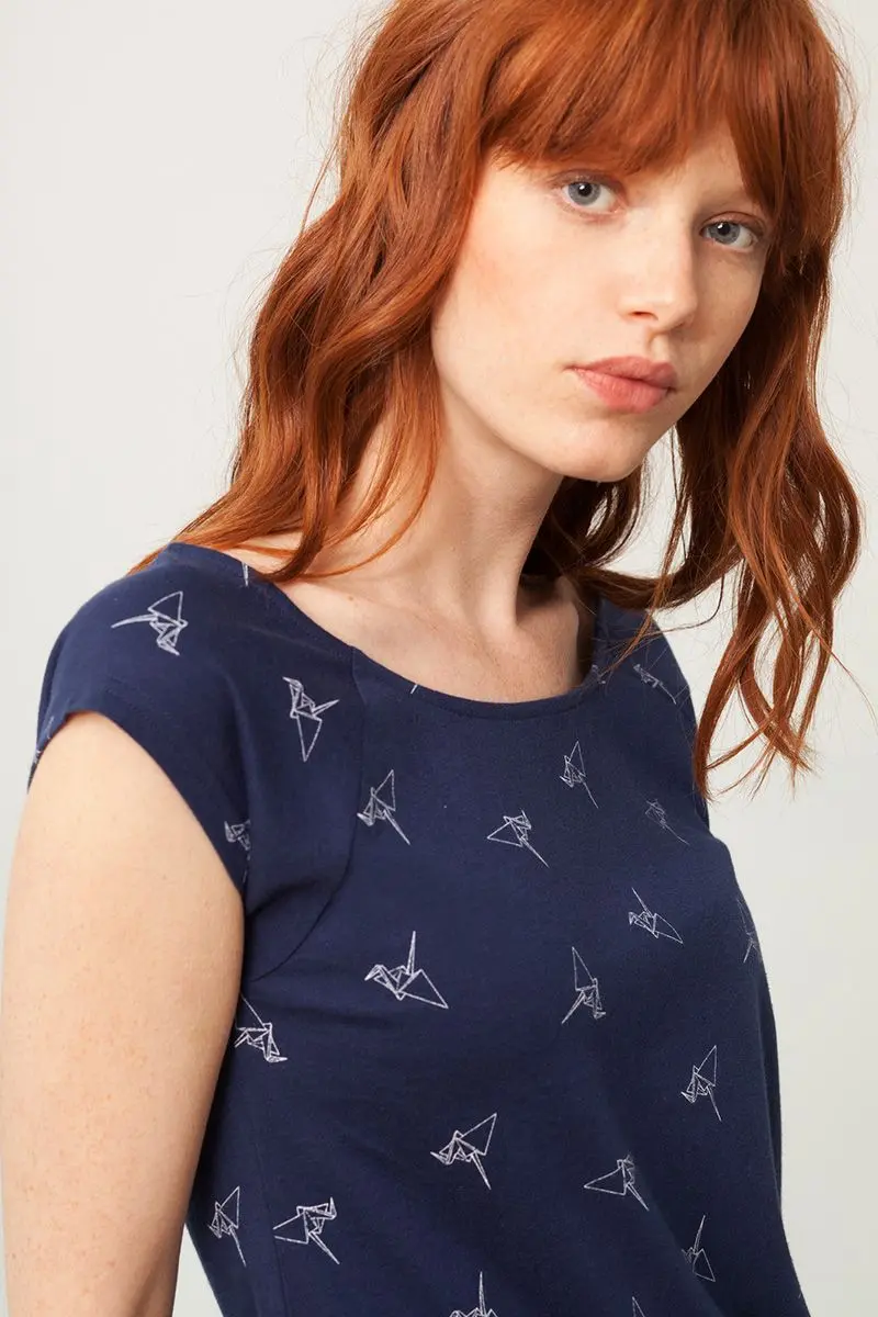 Camiseta cuello barco azul estampado origami