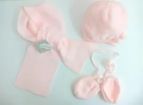 Conjunto de niña rosa de gorro, bufanda y manoplas. 