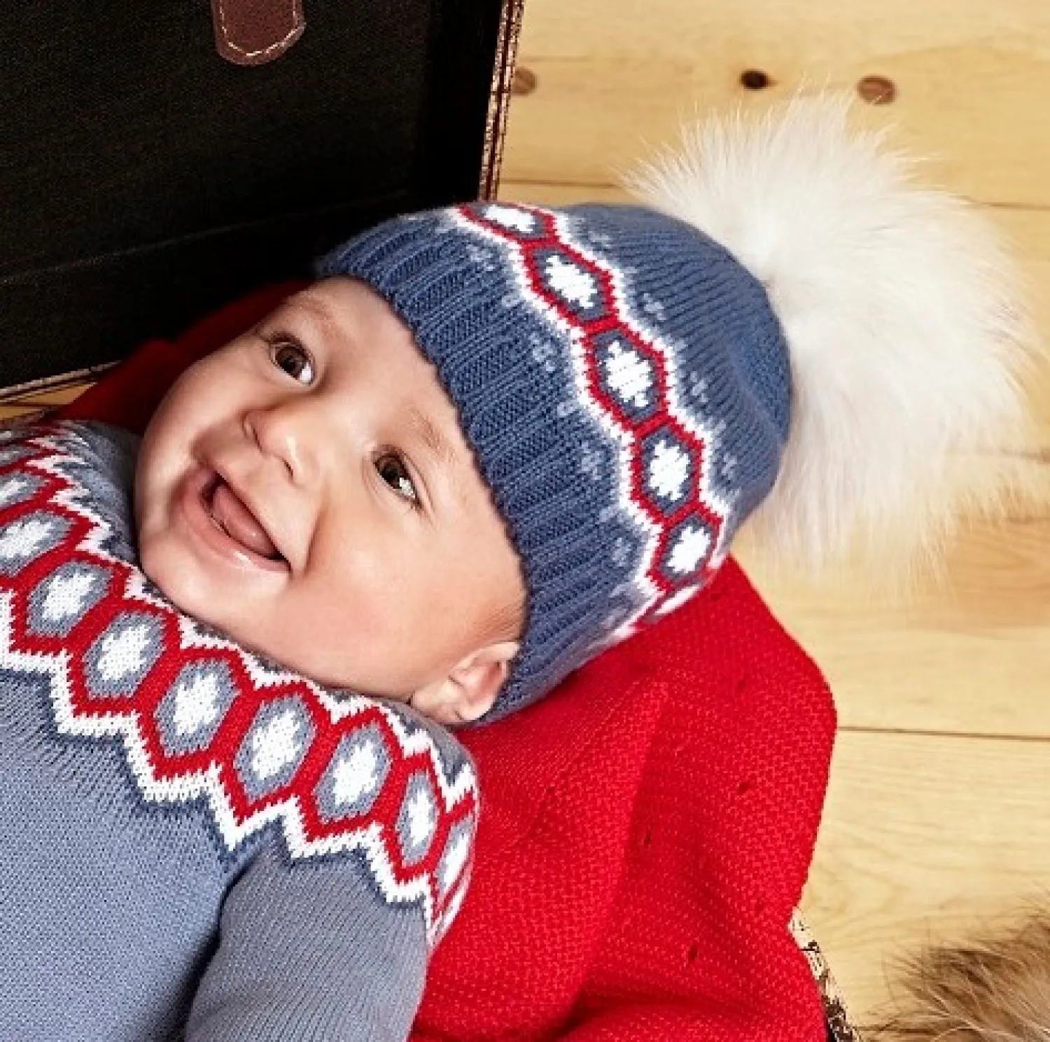 Conjunto gorro y bufanda en azul Bruma con pompón crudo.