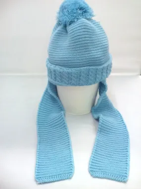 Gorro azulado con bufanda unida de Jose Luis Navarro . 