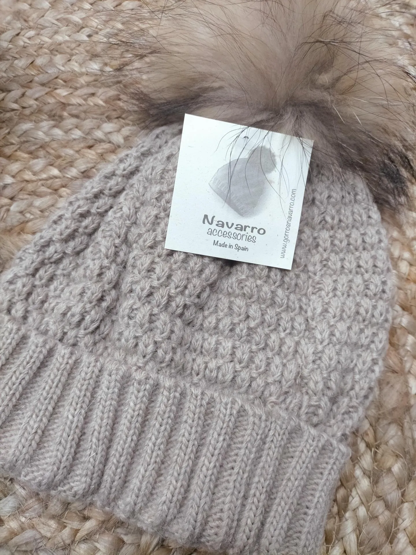 Gorro con bufanda de tubo  chica camel de Jose Luis Navarro.