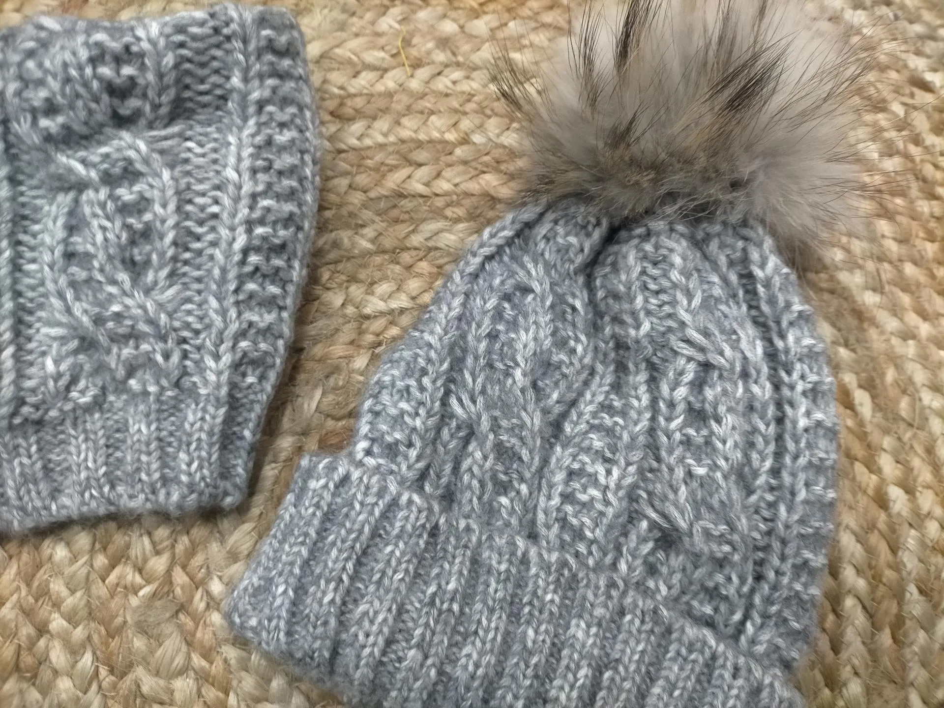 Gorro con bufanda de tubo  chica gris  de Jose Luis Navarro.