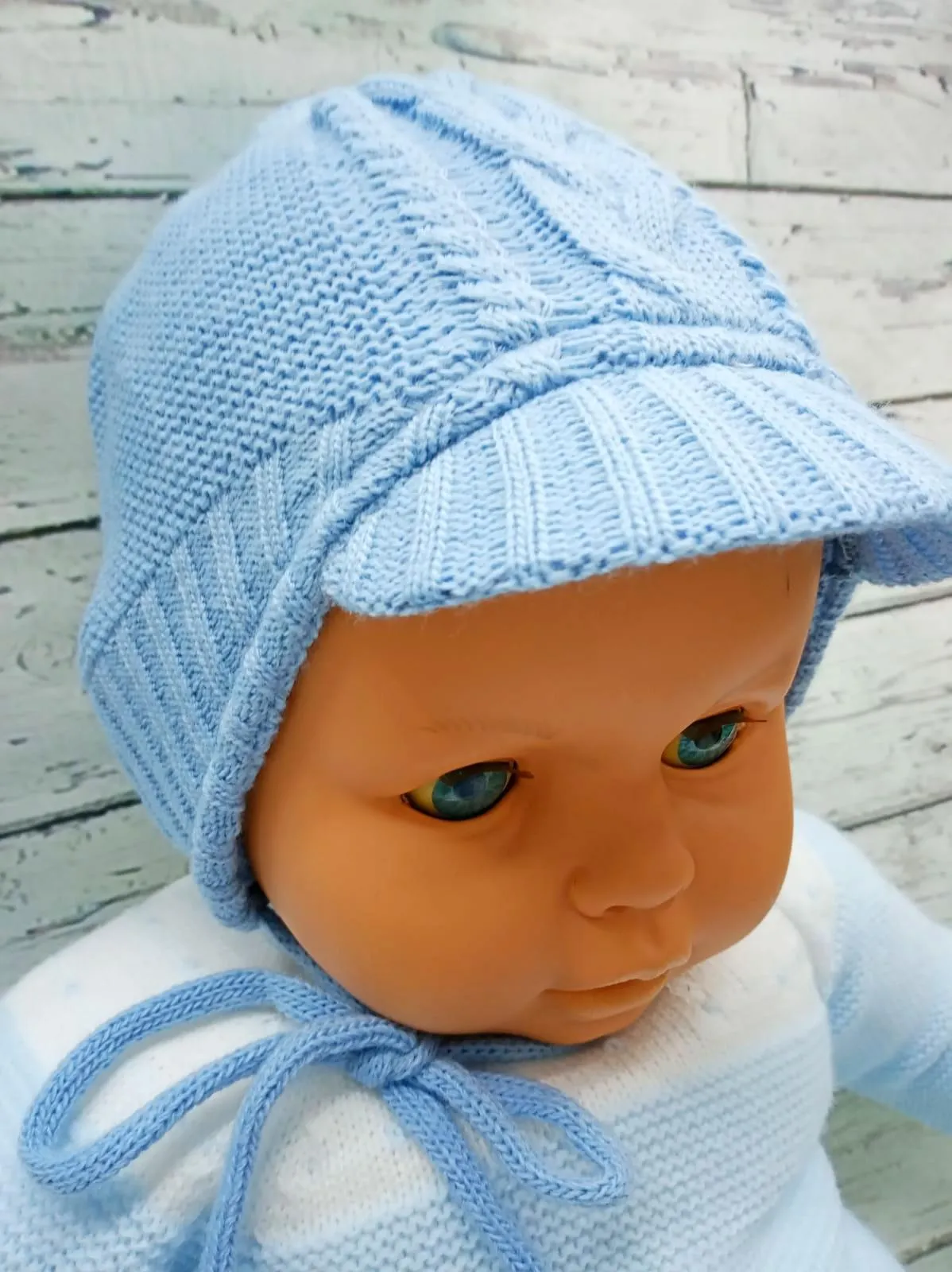 Gorro de niño  con bisera y bufanda en azul intenso de Jose Luis Navarro.