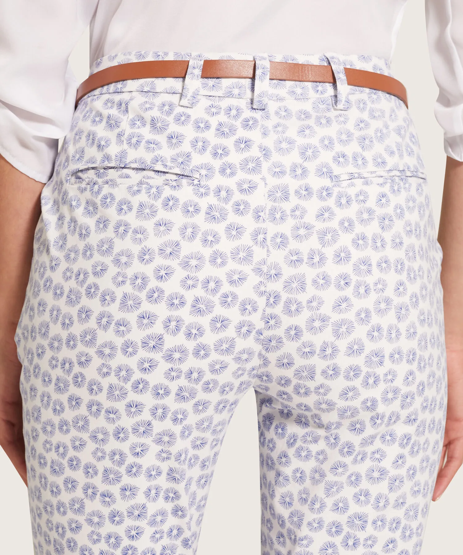 PANTAL&OACUTE;N CHINO ESTAMPADO CON CINTUR&OACUTE;N