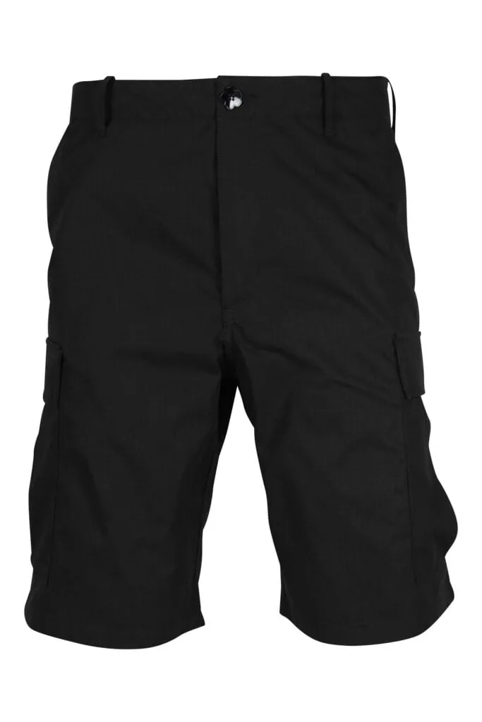 Pantalón negro corto estilo cargo con logo 