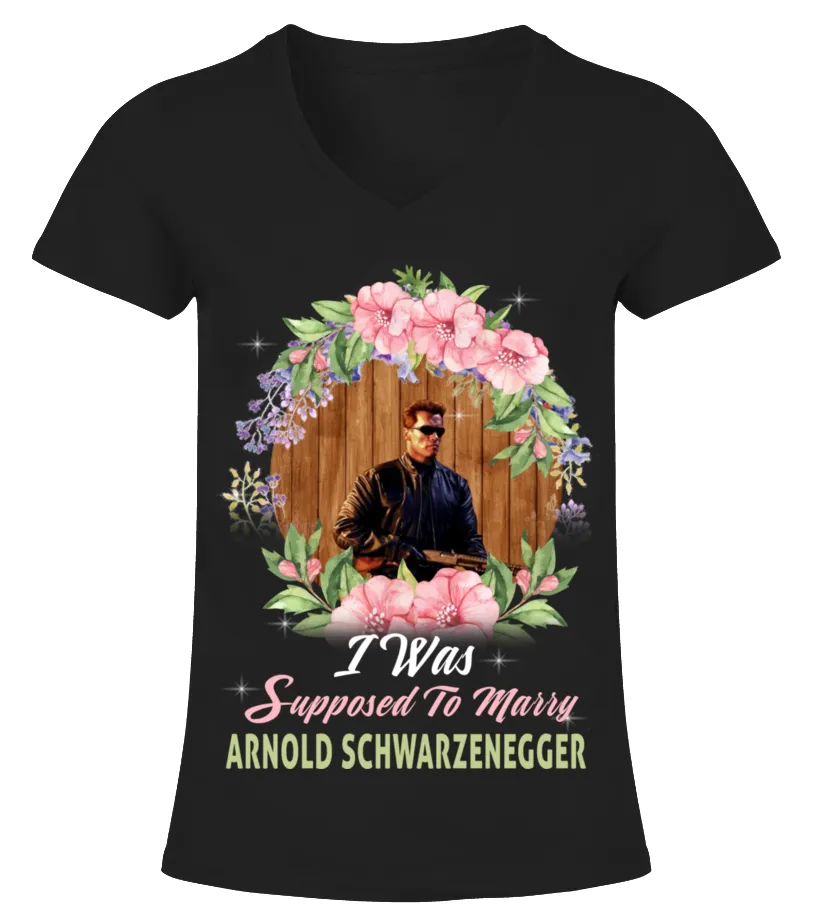 SUPPOSED TO MARRY ARNOLD SCHWARZENEGGER Camiseta cuello pico Mujer