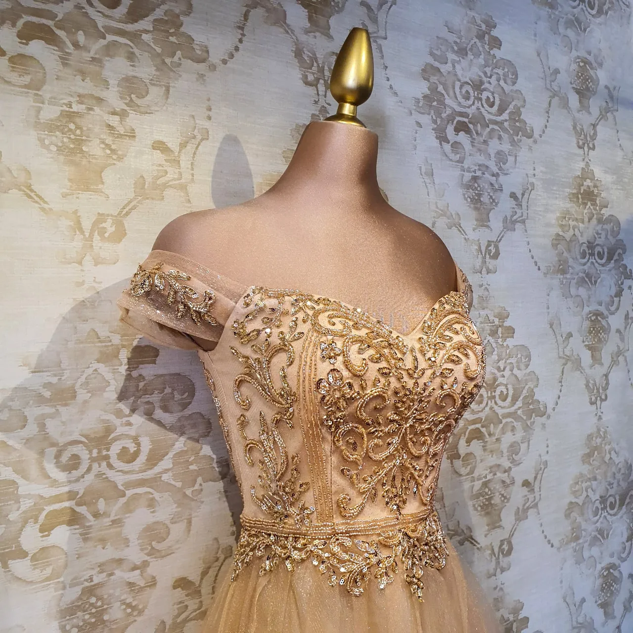 Vestido Oro Largo Sin Hombros de Gala